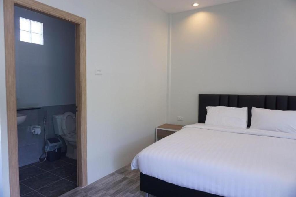 OYO 259 Baan Napatr Hotel Pantai Bang Tao Bagian luar foto